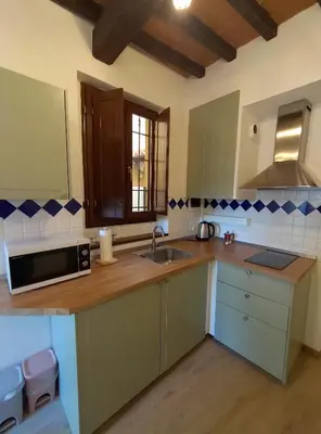 Cucina o angolo cottura di Charming Little House 2 kilometers from the Historical Centre in a typical Florentine district right next to the Tram and Bus stops by Florence Holidays Apartments