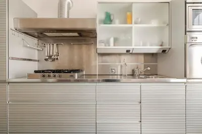 Cucina o angolo cottura di Rooms with a view and a glass of wine!
