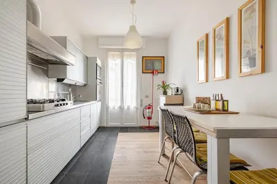Cucina o angolo cottura di Rooms with a view and a glass of wine!