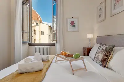 Letto o letti in una camera di GOLDEN LUXE - 2 camere con vista sul Duomo