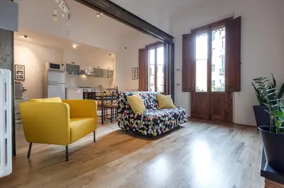 Cucina o angolo cottura di The Italian Courtyard with free parking nearby