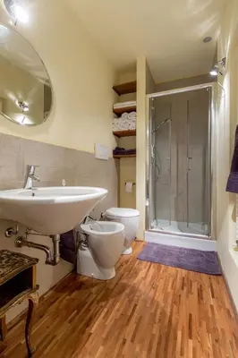 Bagno di The Italian Courtyard with free parking nearby
