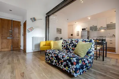 Area soggiorno di The Italian Courtyard with free parking nearby