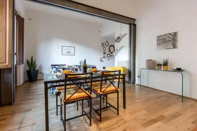 Cucina o angolo cottura di The Italian Courtyard with free parking nearby