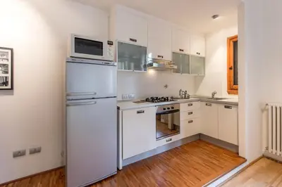 Cucina o angolo cottura di The Italian Courtyard with free parking nearby