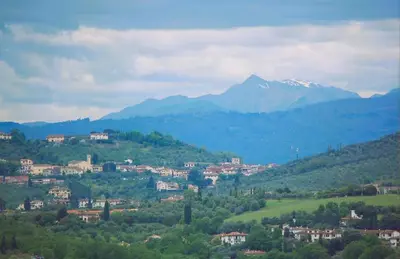 Vista generica sulle montagne o vista sulle montagne dall'interno dell'agriturismo