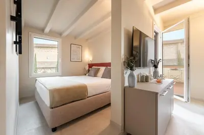 Letto o letti in una camera di Via Avelli, 4 - Florence Charming Apartments - Attico al 5to piano senza ascensore vicino Stazione Con terrazza con Vista Santa Maria Novella