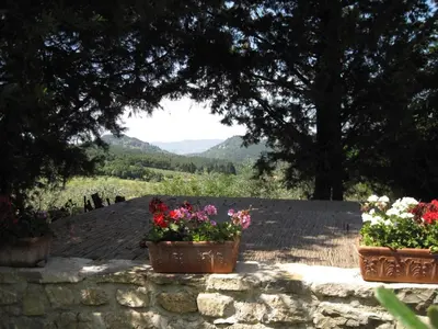 Vista generica sulle montagne o vista sulle montagne dall'interno dell'appartamento
