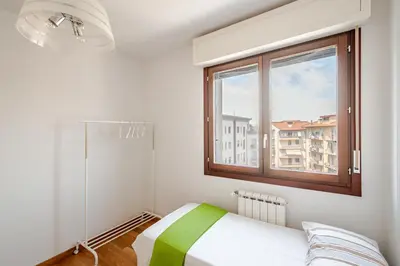 Letto o letti in una camera di Spacious, with private Parking, 2 bedrooms 2 bathrooms - Comfortable and Bright Apartment in Florence with Private Parking Garage - Just Few Minutes walking From Historic Center