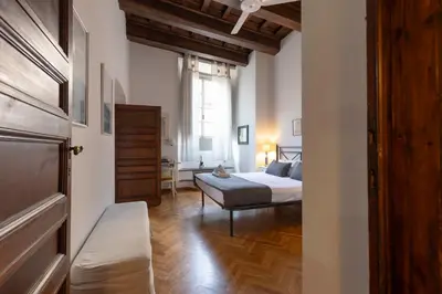 Letto o letti in una camera di Ponte Vecchio Deluxe Apartment