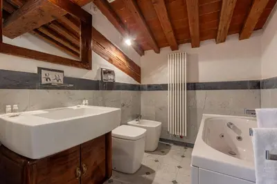 Bagno di Elegant Dome Apartment in the Heart of Florence