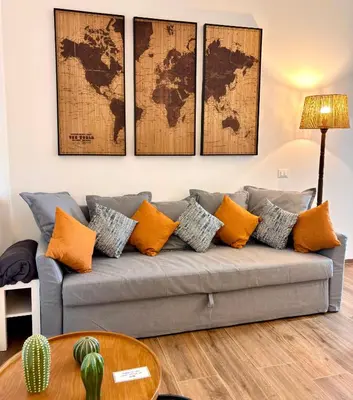 Area soggiorno di modern renovated home near city center & transit