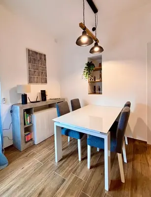 Planimetria di modern renovated home near city center & transit