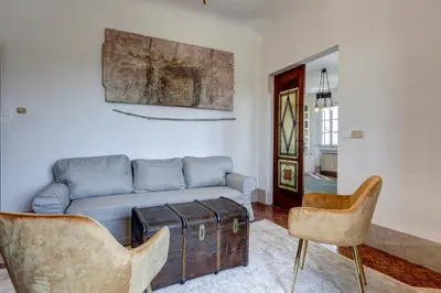 Area soggiorno di Palestro Apartment by Mamo Florence