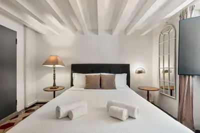 Letto o letti in una camera di GOLDEN LUXE - Bloomhouse Appartamento di charme centro storico