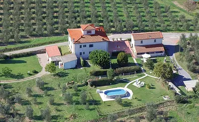 Piscina di Agriturismo Fattoria Loppiano 4-0 o nelle vicinanze