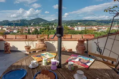 Vista generica sulle montagne o vista sulle montagne dall'interno dell'appartamento
