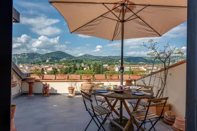 Vista generica sulle montagne o vista sulle montagne dall'interno dell'appartamento