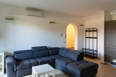 Area soggiorno di Tranquil & Modern Apartment outside ZTL