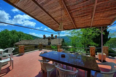 Vista generica sulle montagne o vista sulle montagne dall'interno of country house