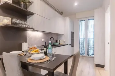 Cucina o angolo cottura di Bright & Modern 4 bedrooms Apartment in Center