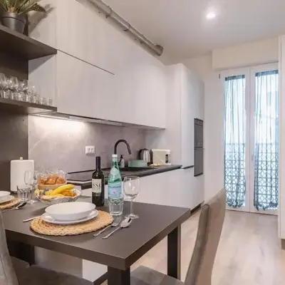 Bright & Modern 4 bedrooms Apartment in Center