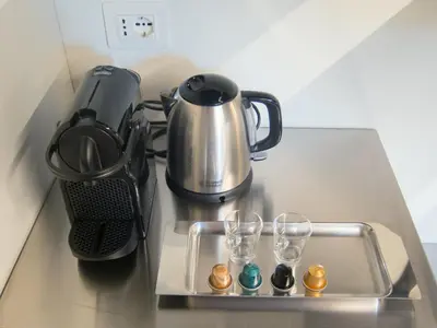 Set per la preparazione di tè e caffè presso Bright Terrace Loft in Florence Center