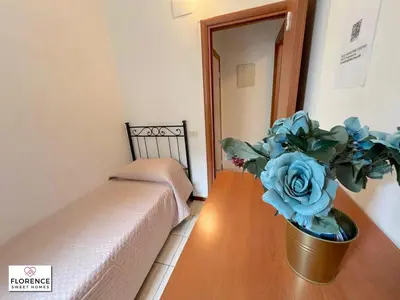 Letto o letti in una camera di La Casina di Vingone by Florence Sweet Homes srl
