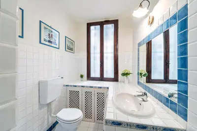 Bagno di UNYCA - Florence Central 2 Bedroom Apartment