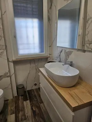 Bagno di White apartment