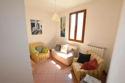 Area soggiorno di UNYCA - Florence Santa Croce 3-bedroom Apartment