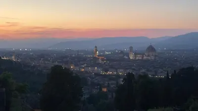 Vista generica sulle montagne o vista sulle montagne dall'interno della stanza in casa privata