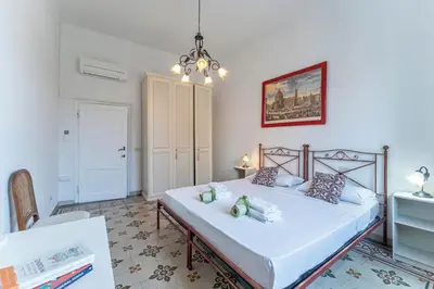 Letto o letti in una camera di UNYCA - Spacious 2 bedroom Apartment in Florence