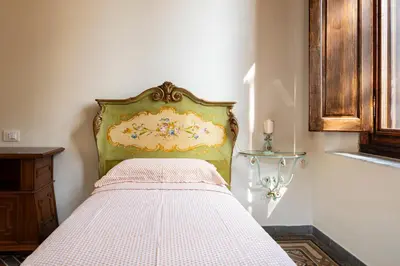 Letto o letti in una camera di Villa dell'Artista - Camere con bagno privato in Villa storica