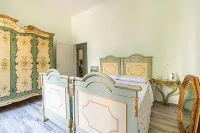 Letto o letti in una camera di Villa dell'Artista - Camere con bagno privato in Villa storica