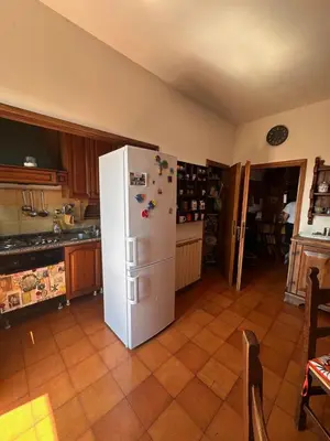 Cucina o angolo cottura di vista suggestiva con ampi spazi