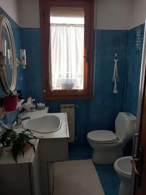 Bagno di vista suggestiva con ampi spazi