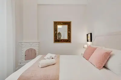 Letto o letti in una camera di GOLDEN LUXE - 4 suites, frescoes and garden