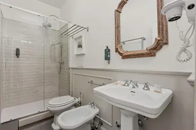 Bagno di GOLDEN LUXE - 4 suites, frescoes and garden