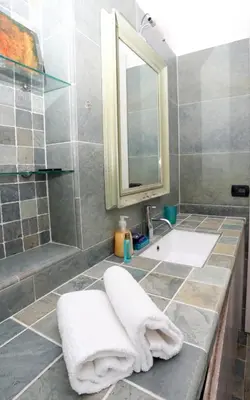Bagno di Sunshine Apartment in Florence