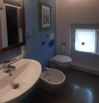 Bagno di Una casina nel verde a Firenze