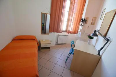 Letto o letti in una camera di UNYCA - Florence cozy 3 bedroom Apartment 1