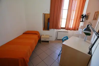 Letto o letti in una camera di UNYCA - Florence cozy 3 bedroom Apartment 1