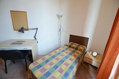 Letto o letti in una camera di UNYCA - Florence cozy 3 bedroom Apartment 1