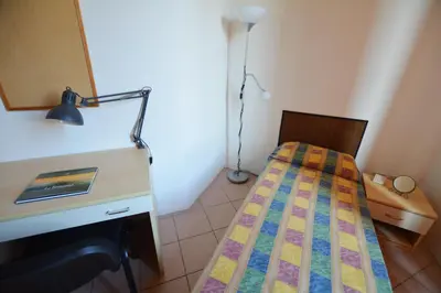 Letto o letti in una camera di UNYCA - Florence cozy 3 bedroom Apartment 1