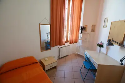 Area soggiorno di UNYCA - Florence cozy 3 bedroom Apartment 1