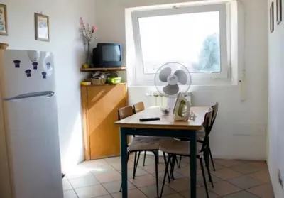 Cucina o angolo cottura di UNYCA - Florence cozy 3 bedroom Apartment 2