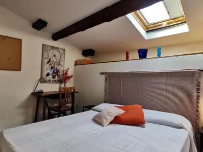 Letto o letti in una camera di UNYCA - Florence cozy 3 bedroom Apartment 2