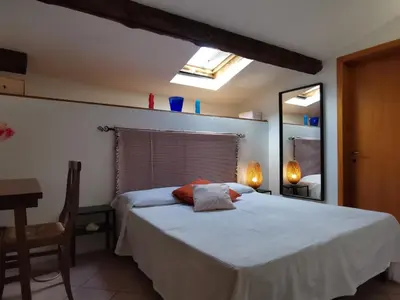 Letto o letti in una camera di UNYCA - Florence cozy 3 bedroom Apartment 2