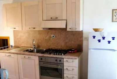 Cucina o angolo cottura di UNYCA - Florence cozy 3 bedroom Apartment 2